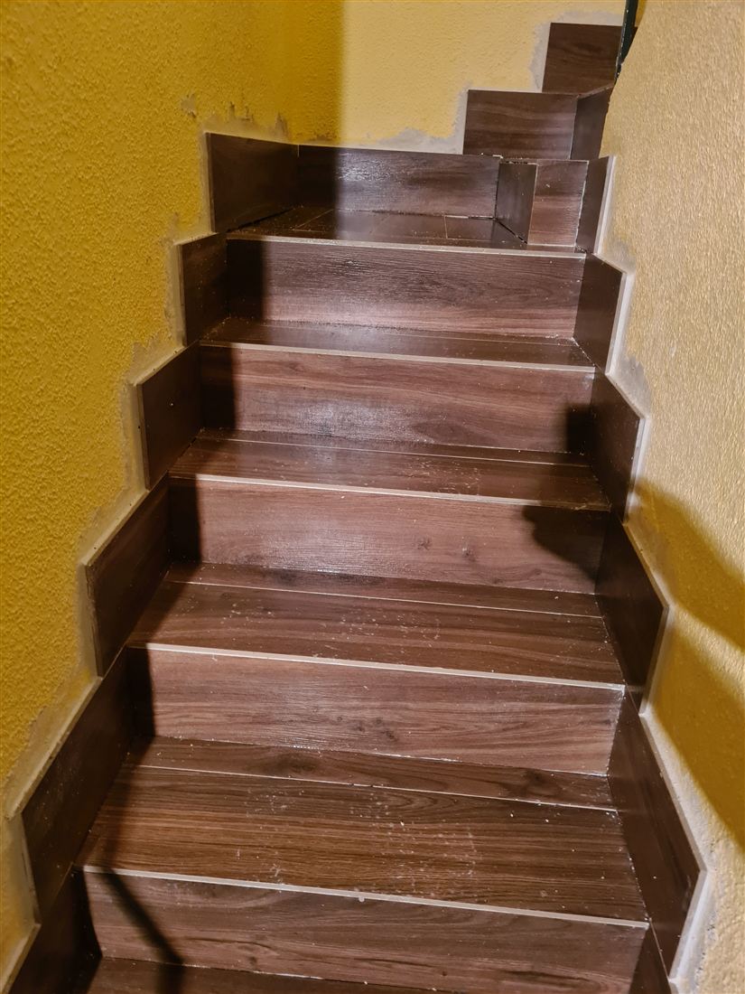 Escalera imitación madera realizada por Solados y Alicatados ReFoMat