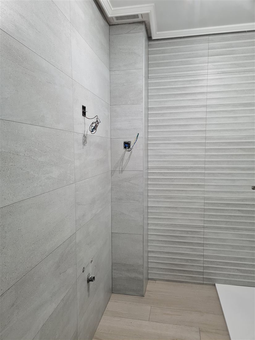 Suelo interior claro con revestimiento de pared